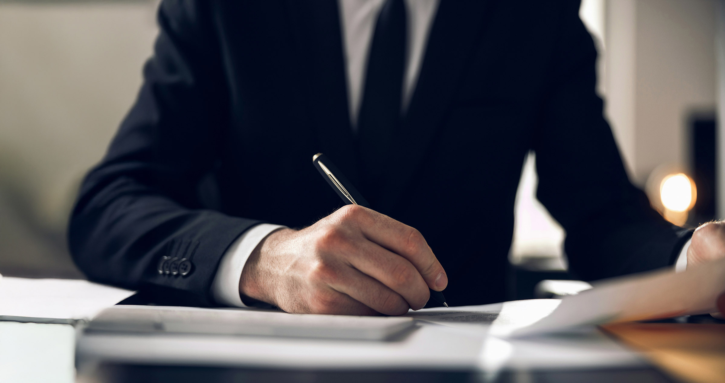 Advokat ved skrivebordet